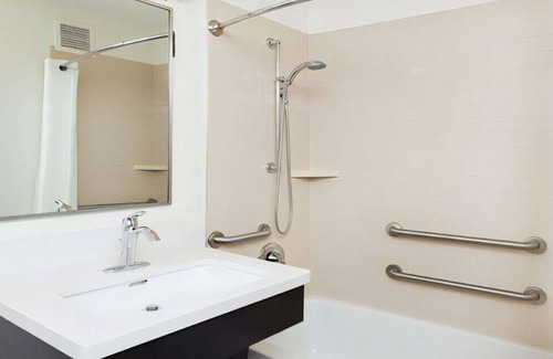 Earth City House | Quiet Stunning Space with Homelike Amenities