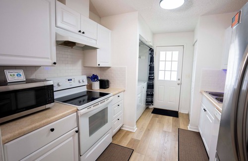 Tarpon Springs House | Quiet Tarpon Springs Unit Close to All the City has to offer!