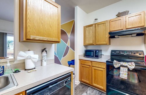 Fruitland House | Quiet Townhome with Full Kitchen, Private Washer/Dryer, WiFi & Central AC