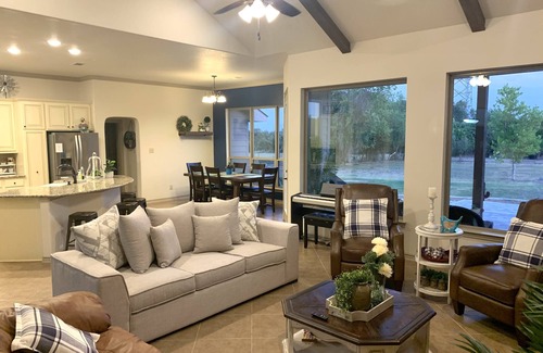 Boerne House | Quiet tree lined street, 1 minute from downtown Boerne