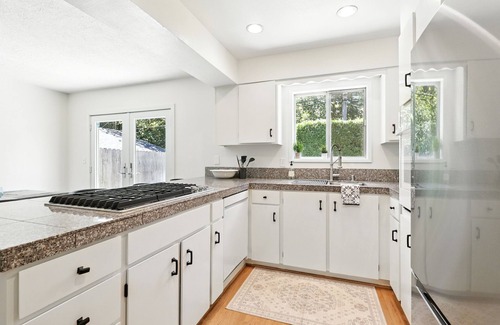 Ellsworth House | Quiet & Updated Vancouver Getaway Family & Pet Friendly. AC & WIFI