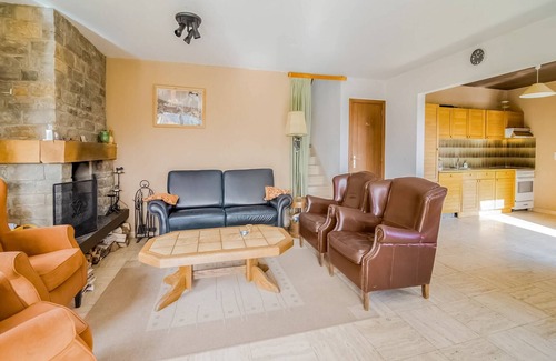Roy House | Quiet valley view retreat