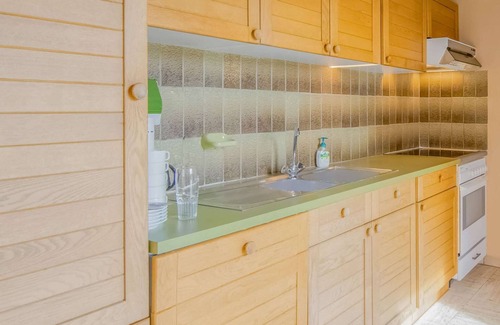 Roy House | Quiet valley view retreat