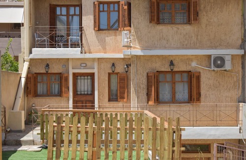 Lavreotiki House | Quiet Wood-Style Maisonette