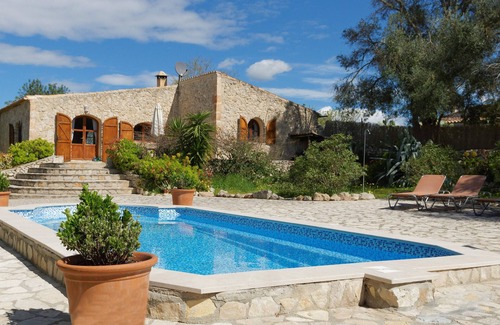 Montuiri House | Quietly located natural stone finca with guest house pool + garden for 6 people