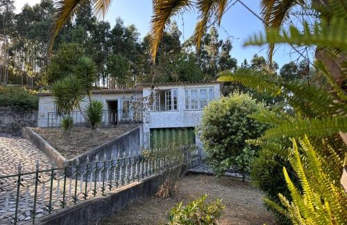 Urbao House | Quinta T2 com arquitetura tradicional portuguesa com Jardim, recanto de sossego, acomoda 4 hóspedes, Check-in por cofre-chaves 24 horas, Mobiliário tradicional e espaços muito Aconchegantes, Ideal para famílias, amigos e nômades digitais