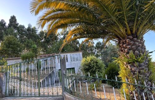 Urbao House | Quinta T2 com arquitetura tradicional portuguesa com Jardim, recanto de sossego, acomoda 4 hóspedes, Check-in por cofre-chaves 24 horas, Mobiliário tradicional e espaços muito Aconchegantes, Ideal para famílias, amigos e nômades digitais