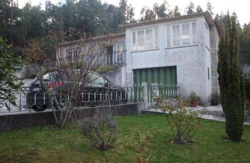 Urbao House | Quinta T2 com arquitetura tradicional portuguesa com Jardim, recanto de sossego, acomoda 4 hóspedes, Check-in por cofre-chaves 24 horas, Mobiliário tradicional e espaços muito Aconchegantes, Ideal para famílias, amigos e nômades digitais