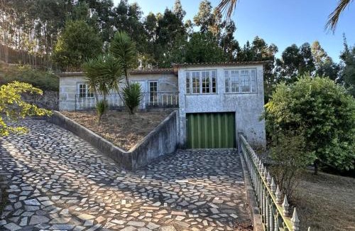 Urbao House | Quinta T2 com arquitetura tradicional portuguesa com Jardim, recanto de sossego, acomoda 4 hóspedes, Check-in por cofre-chaves 24 horas, Mobiliário tradicional e espaços muito Aconchegantes, Ideal para famílias, amigos e nômades digitais