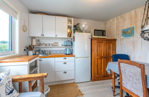 Surfdale Apartment | Quintessential, Romantic Waiheke Experience Close to Everything you Need