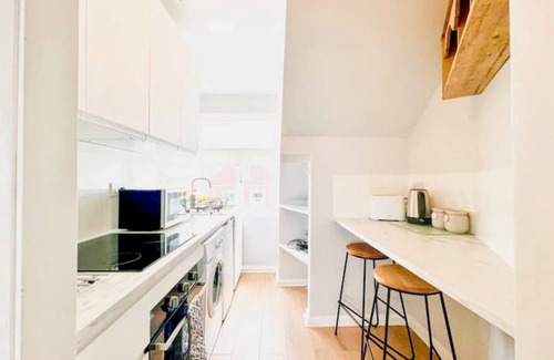 Kingsbridge Apartment | Quirky 2-bed flat w/parking central Kingsbridge