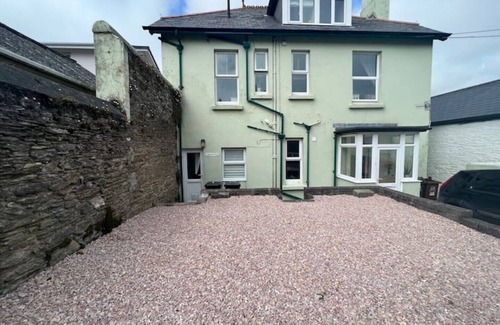 Kingsbridge Apartment | Quirky 2-bed flat w/parking central Kingsbridge