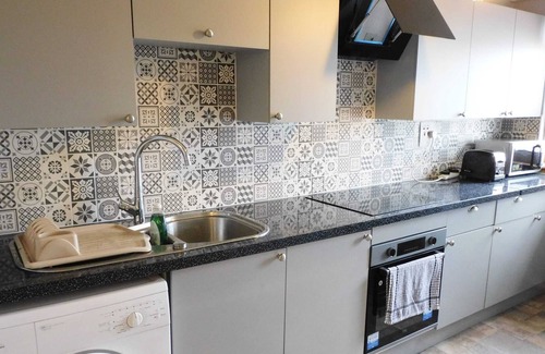 North West Apartment | Quirky Retro 2 bed Apt in Anniesland, West End
