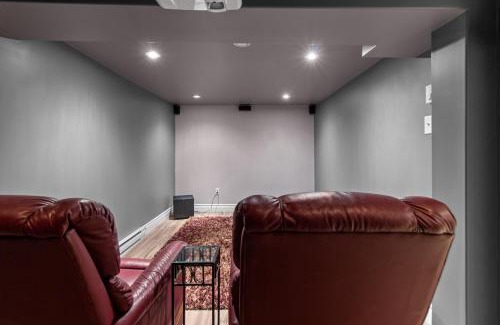 Quidi Vidi House | Qv Lake House 5bd Gym Bar Theatre