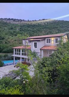 Sakës Apartment | Qyteza Guest House & Camping