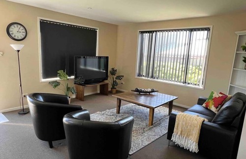 Tranmere Apartment | Río y montaña: the perfect view
