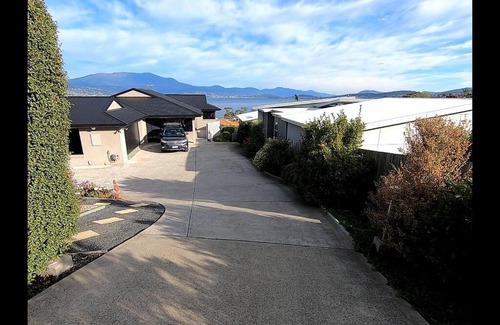 Tranmere Apartment | Río y montaña: the perfect view