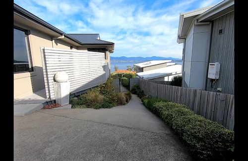 Tranmere Apartment | Río y montaña: the perfect view