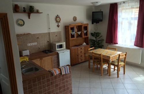 Szomolya Apartment | Rózsakert Vendégház
