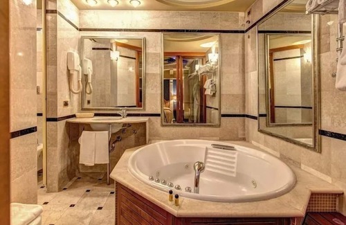 Piotello House | R 1165 Motel Rosetta Double-Bed Room with Traditional King size Bed, Modern Bathroom & Free Wi-Fi -