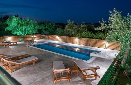 Fiolitis Villa | R 246 Villa with Private Pools and Outdoor BBQ