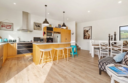 Raglan House | R and R at Robertson - Raglan Holiday Home