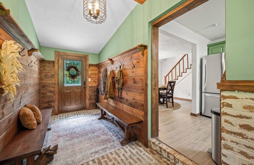 Helmsburg House | R&R Creekside a peaceful 3BR, 2BA, 7AC Wooded, Pond, Hot Tub, Firepit, 6 Guests