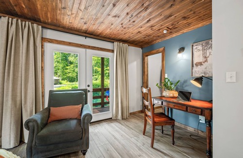 Helmsburg House | R&R Creekside a peaceful 3BR, 2BA, 7AC Wooded, Pond, Hot Tub, Firepit, 6 Guests