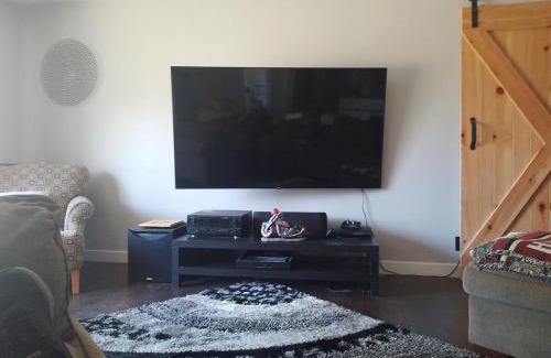 Trent Hills Apartment | R&R Heaven Music 4 the Soul See fall colors Hottub