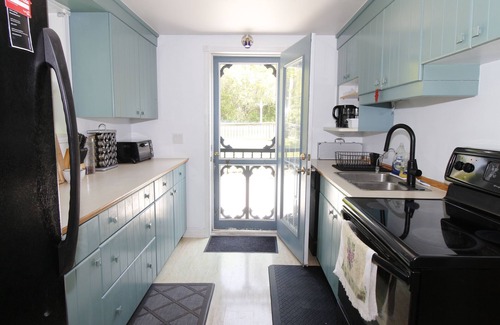 Dunsford Cottage | R & R HideawaynRelax with the whole family at this peaceful lake front cottage.