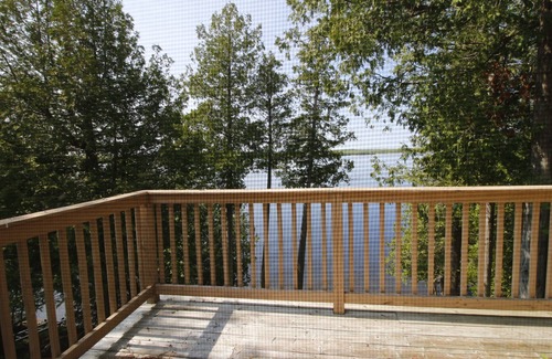 Dunsford Cottage | R & R HideawaynRelax with the whole family at this peaceful lake front cottage.