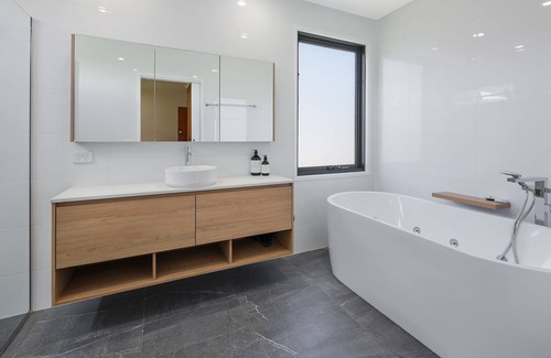 Warrnambool House | R&R Ocean Breeze - You can you hear the ocean