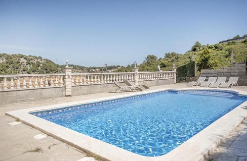 Castellet i la Gornal Villa | R83 Villa Rosales