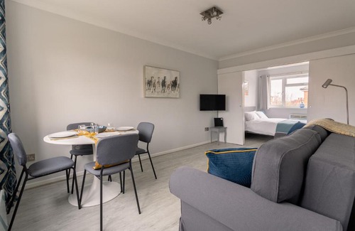 Newbury Apartment | Racecourse Revelation! Free parking