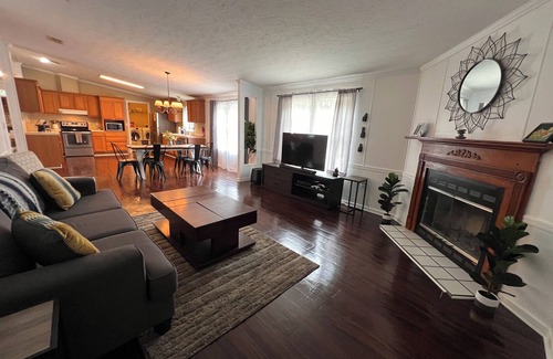 Graham Cottage | Raceway Retreat, just 12 miles from UF/downtown, relaxing country getaway!