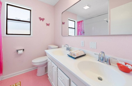 Lacy-Lakeview House | Rad, Pink A-Frame 10 min Magnolia + Baylor in Waco, TX