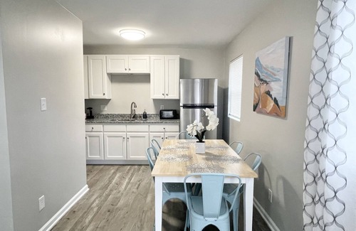 Durham Apartment | ★Rad Retreat ★ King Bed ★ Duke ★ Long Term Stays★