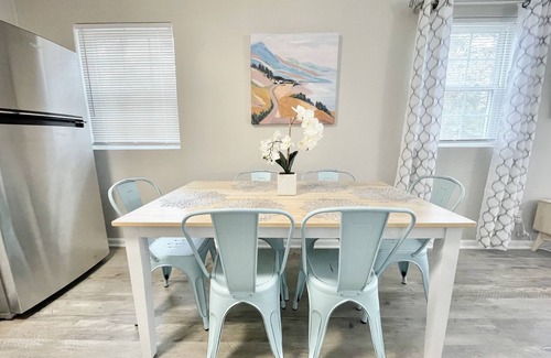 Durham Apartment | ★Rad Retreat ★ King Bed ★ Duke ★ Long Term Stays★
