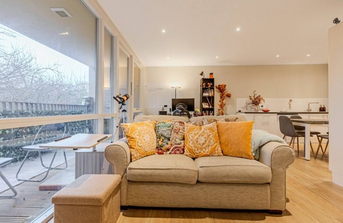East Walworth Apartment | Radiant Relay: Stylish 1-Bed Flat with Balcony