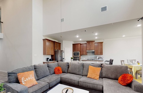 Weston House | Radiant Rendevous | Bright & inviting house & studio in Frisco