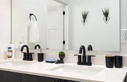 Whitestown Apartment | Radiant Vibes Spacious 2BR 2BA 2 King Beds Gym WFH