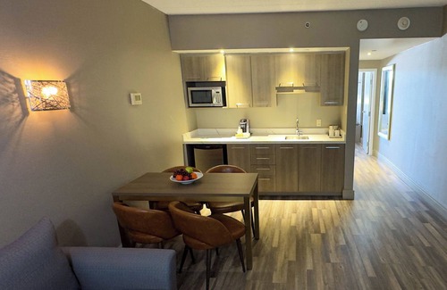 Saint-Laurent Hotel | Radisson Hotel Montreal Airport