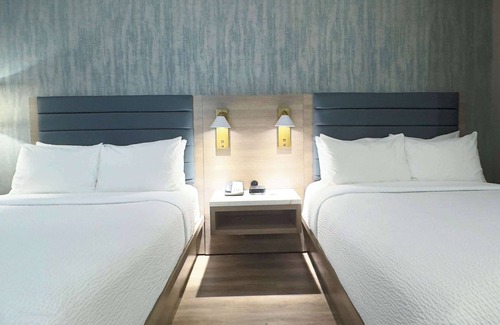 Saint-Laurent Hotel | Radisson Hotel Montreal Airport