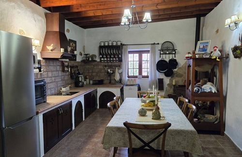 Llanos de la Concepcion Cottage | Rafael Grandfather House, with Jacuzzi, Pool, Wi-Fi, Petanque and Minigolf