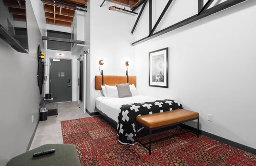 People's Freeway Hotel | Rafter Room at evo Hotel, Free Parking, Dogs are Welcome!
