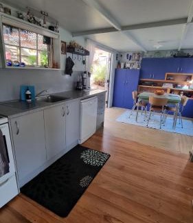 Raglan House | Raglan West Retro Beach Vibe Accommodation