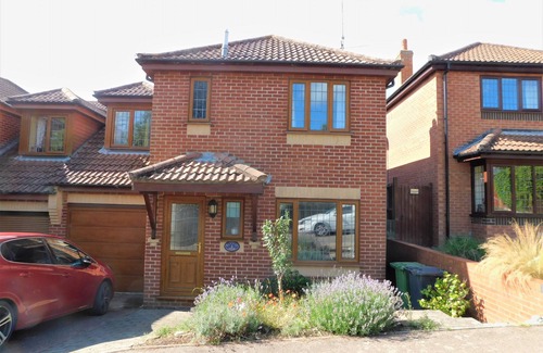 East Runton Cottage | Railway View - a house that sleeps 6 guests in 3 bedrooms