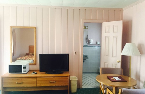 Mackinaw City Hotel | Rainbow Motel