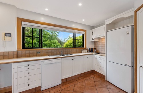 Rainbow Point House | Rainbow Point Lakeside - Taupo Holiday Home