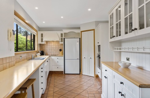 Rainbow Point House | Rainbow Point Lakeside - Taupo Holiday Home